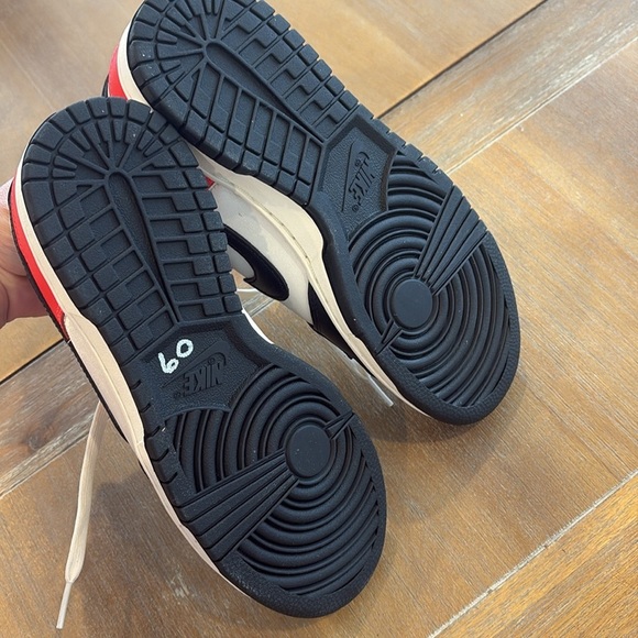 Nike Low Dunks SE Bright Crimson/Pale Ivory/Black - Picture 7 of 8